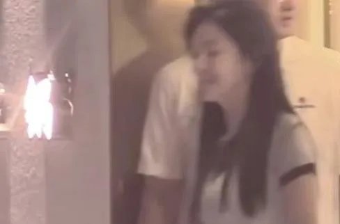 胡一天方否认与章若楠恋情,胡一天遛鸟事件是怎么回事