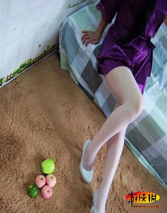 求网友打分!90后女大学生宿舍自曝丝袜美腿照