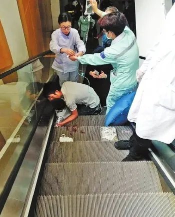 福清市一5岁童左手卡扶梯是如何获救的？