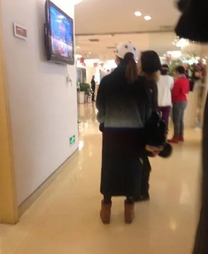 疑张靓颖未婚先孕是真是假？  现身妇产医院做检查