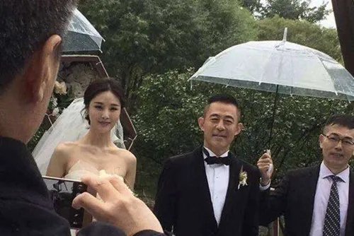 侯勇低调三婚新娘千娇百媚   功成名就后老婆越娶越年轻