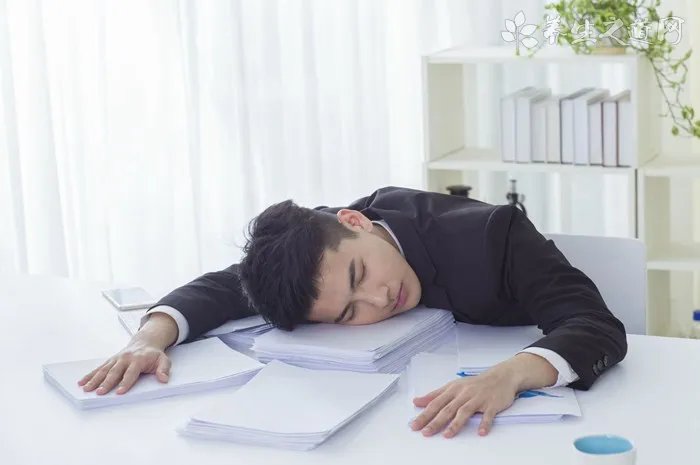 高跟鞋配丝袜被认为是绝配，但穿上丝袜脚就会在高跟鞋里打滑，不舒服怎么办？