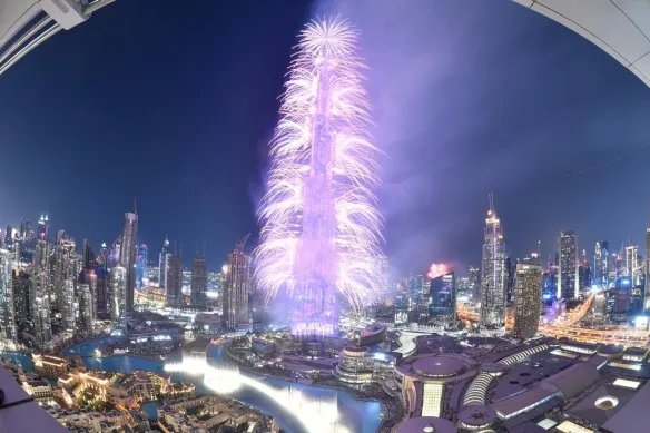 迪拜世界最高塔用中文送新年祝福 烟火秀视效惊艳!