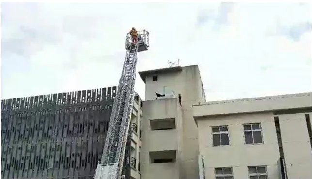 女子见情郎被拒想跳楼被高压水枪喷回是真的吗?
