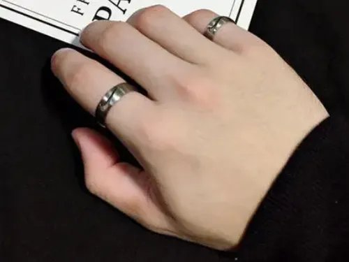 右手无名指戴戒指是什么意思 女人十个手指戴戒指的含义有哪些