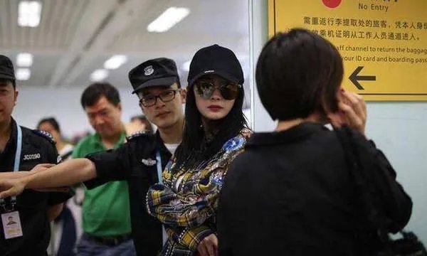 杨幂被赶出机场,大家怎么看?