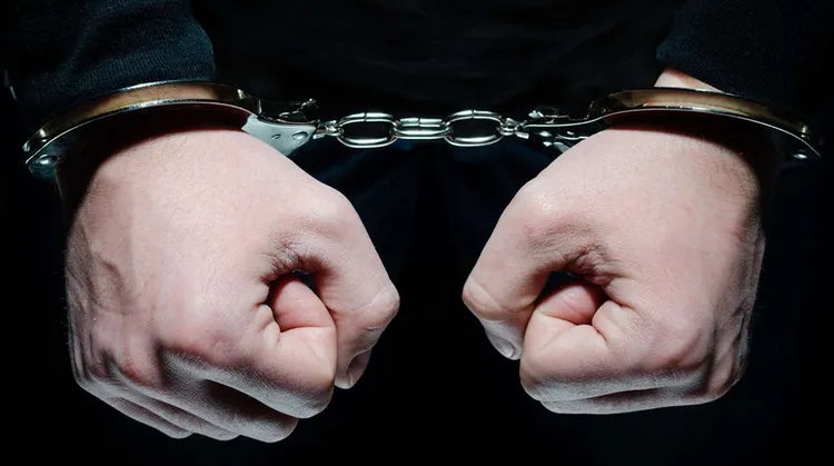 丈夫酒后持刀追砍妻子被抓了吗？
