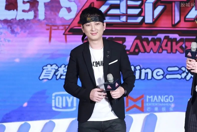 王思聪现身音乐节 身边美女相伴画面被拍下