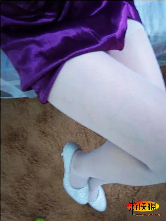 求网友打分!90后女大学生宿舍自曝丝袜美腿照