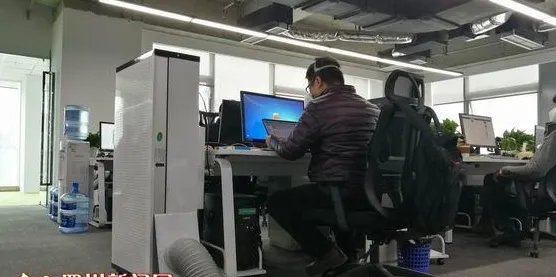 员工防毒面具上班是怎么回事?