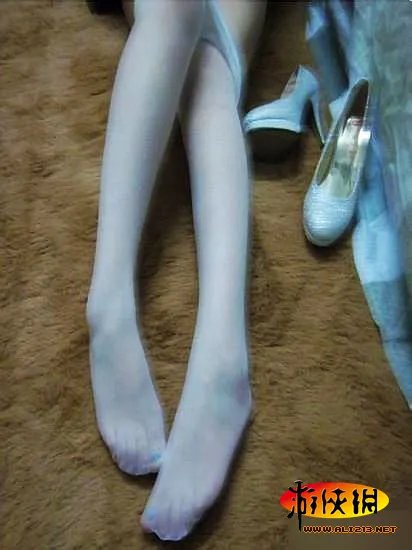 求网友打分!90后女大学生宿舍自曝丝袜美腿照