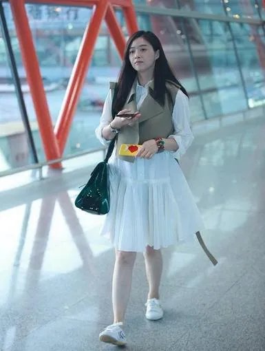 蒋欣现身机场 衣着宽松被吐槽像孕妇（图）