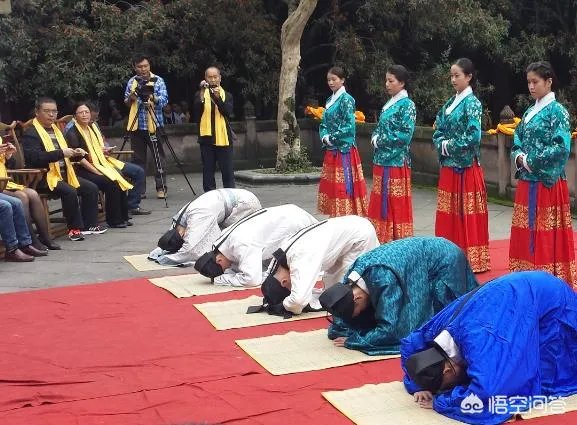 三跪九拜是什么意思?