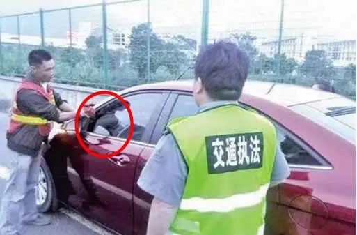女子不慎将1岁孩子锁在车中：妈妈哭的泣不成声