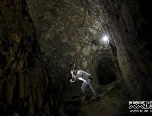 老人山上挖洞:竟挖出一座地宫（组图）