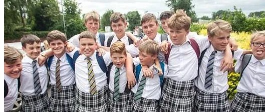 英男生穿裙子上学是叛逆还是自由呢？
