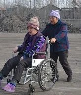 是什么让她坚持照顾儿媳18年?