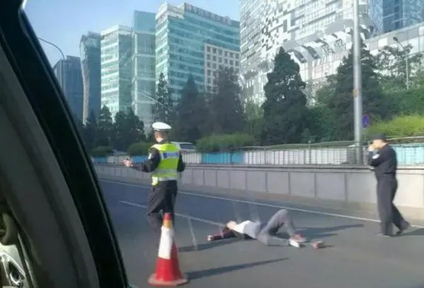 女子跳桥砸中汽车是怎么回事？