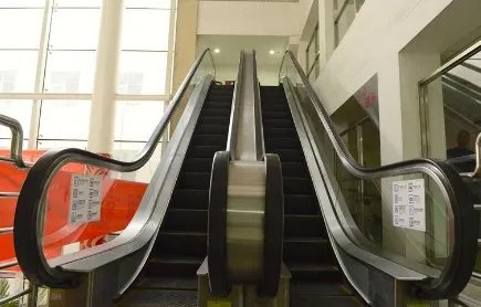 福清市一5岁童左手卡扶梯是如何获救的？