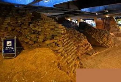 白蛇之谜:原来是雷峰塔地宫藏宝藏（图）
