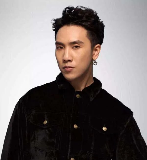 当年汪峰将陈乐基淘汰后,陈乐基却满世界开演唱会,怎么回事?
