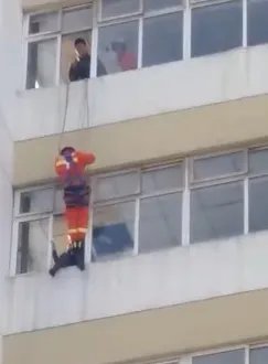 女子欲跳楼被踹回是怎么回事?