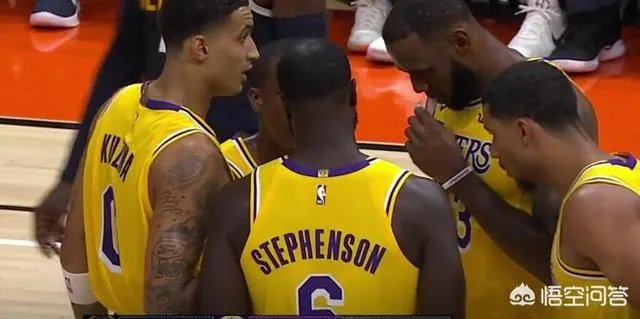 湖人战胜开拓者比赛中，是否有人注意到詹姆斯封盖利拉德后祖巴茨做的动作？如何评价？
