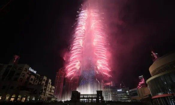 迪拜世界最高塔用中文送新年祝福 烟火秀视效惊艳!