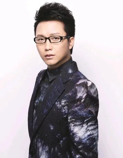 李玉刚被曝隐婚9年是假的? 混血女孩只是他的干女儿?