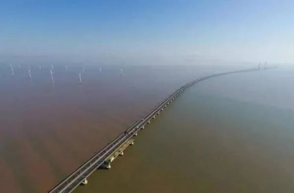 探秘中国“魔鬼码头” 自动化程度高的惊人!