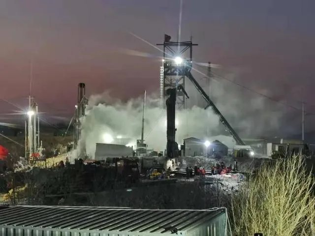 山东金矿井下已发现12名矿工,每日输送营养液能否提供足够能量?