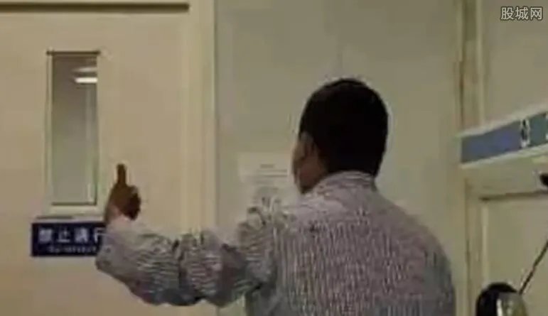 车内自我隔离的好邻居出院了 他因做了这件事被网友称赞！