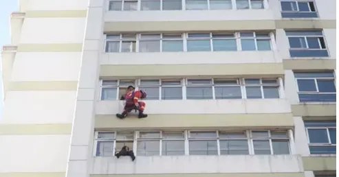 女子欲跳楼被踹回是怎么回事？
