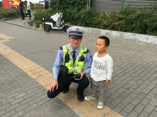 2岁男孩捡1角纸币交警察是什么情况？