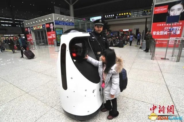 警察机器人现身 能自主巡逻能协助民警引旅客围观
