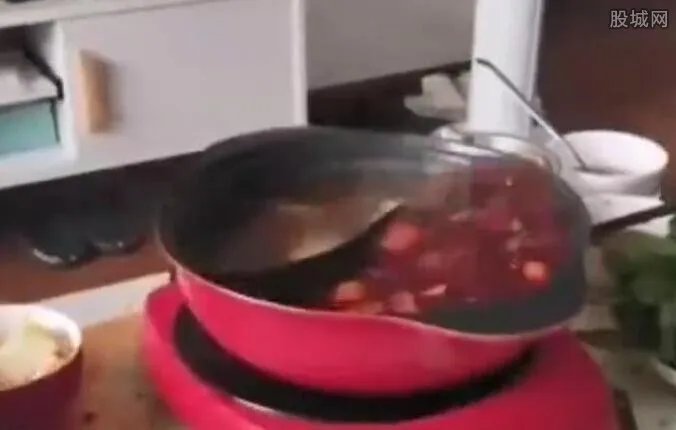 网友家中火锅告诉你成都震感有多凶 晃翻一地都是!