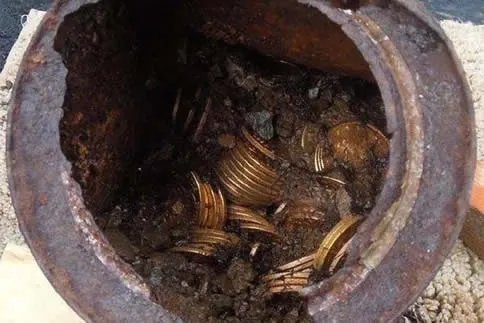 夫妇捡了一破铁罐 里面东西值3.7亿(满满金币一千多块)