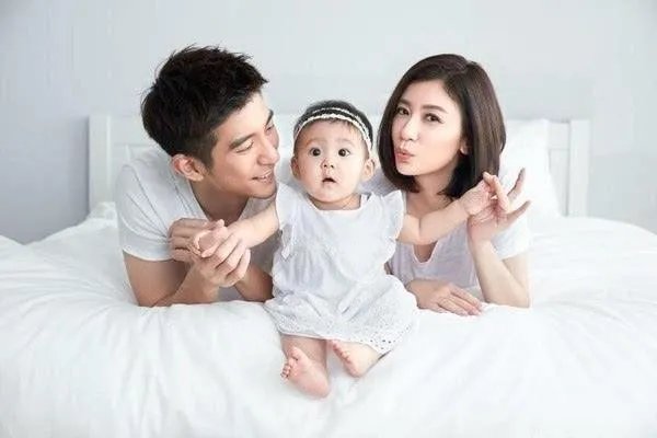 陈赫被女儿围观打游戏，娱乐圈还有哪些明星喜欢晒儿女？