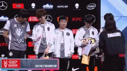 IG战胜TES,替补中单成唯一没有应援礼物选手,尴尬左顾右盼,什么情况?