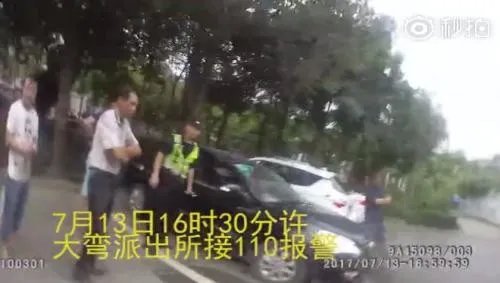 民警在什么时候砸窗救小孩？