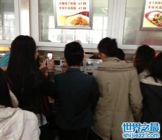 西南石油大学炒饭西施，长相酷似阿娇生意爆好 