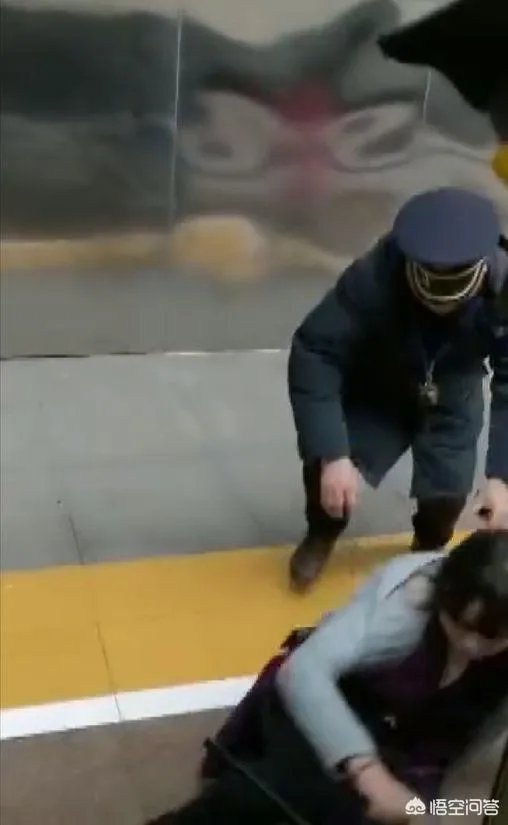 如何评价高铁扒门罗海丽“老师”?