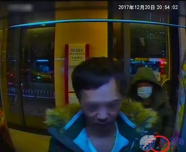 健身教练持刀抢劫逃跑中做了什么事？