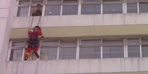 女子欲跳楼被踹回是怎么回事?