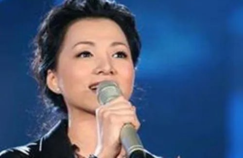 董卿春晚口误惊众人 网友揭秘个中原由