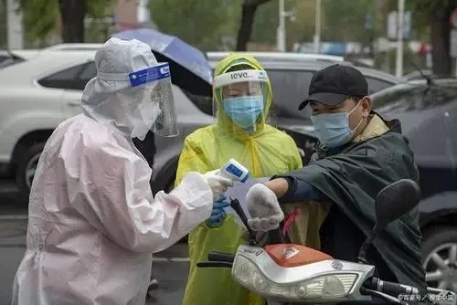 西安一外籍男子当众辱骂防疫的人员,他的行为是否已经违法了?