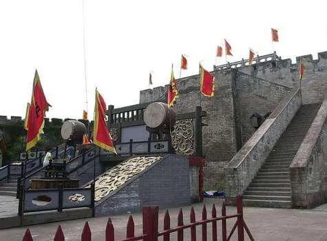 上联:落日阁中琴瑟瑟,阁下洛阳客,下联怎么对?
