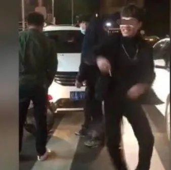 两男子在车祸现场疯狂尬舞,网络直播为何风靡社会?
