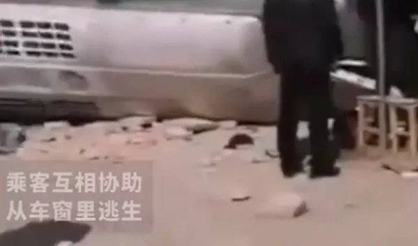 甘肃载30人大巴坠入农家院,具体情况到底怎么回事?