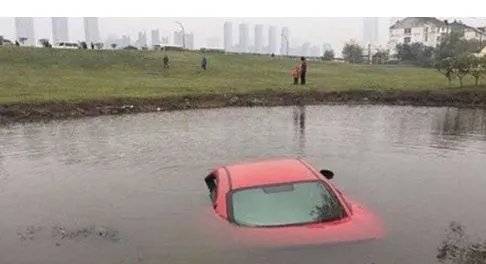 玛莎拉蒂怎么冲进水塘的？